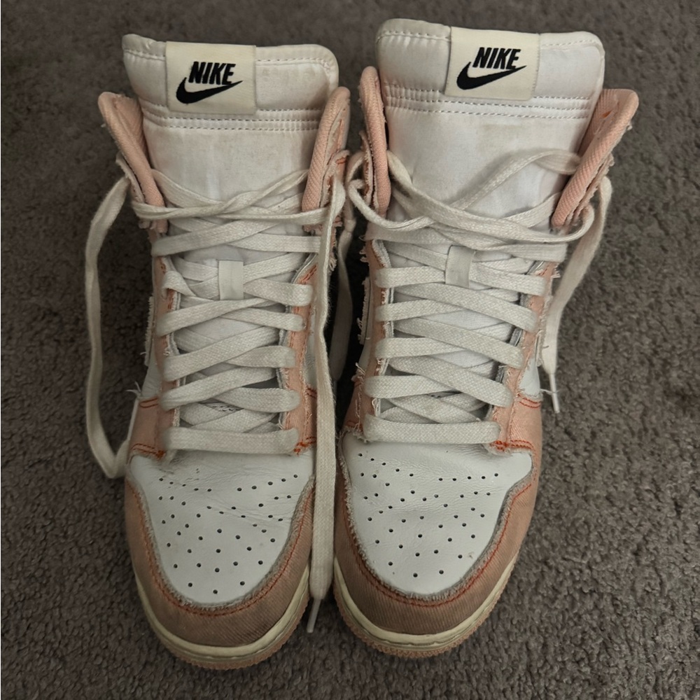 Nike High-Tops in White and Light Pink